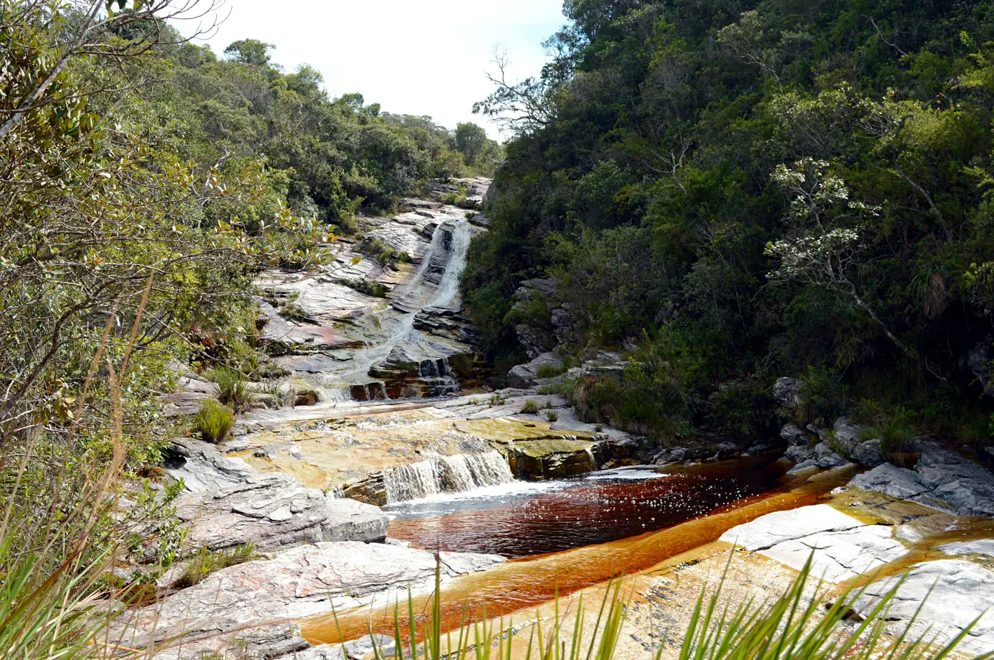 Cachoeira e paisagem natural de Ibitipoca, usadas como símbolo da campanha comunitária por uma gestão pública mais próxima da vila.